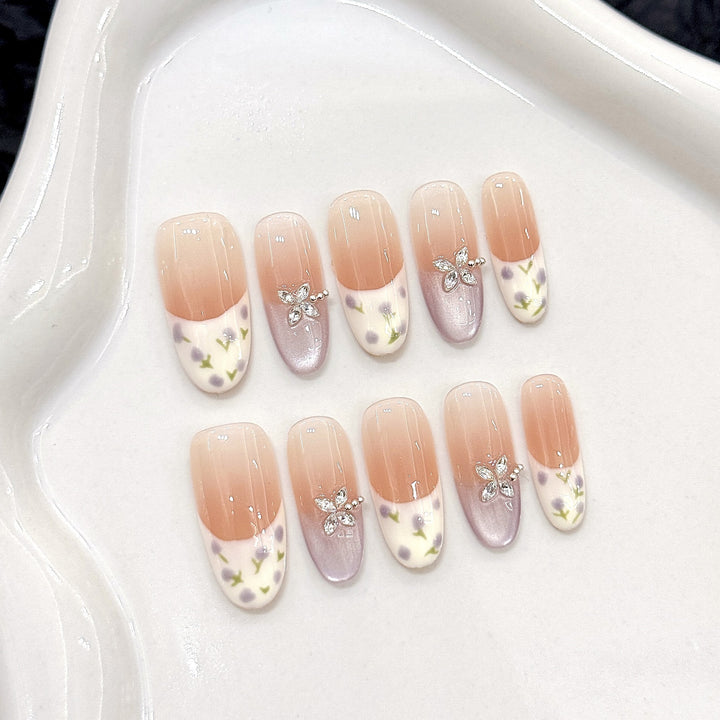 Künstlerisches Press-On-Nageldesign-Set mit floralen Verzierungen
