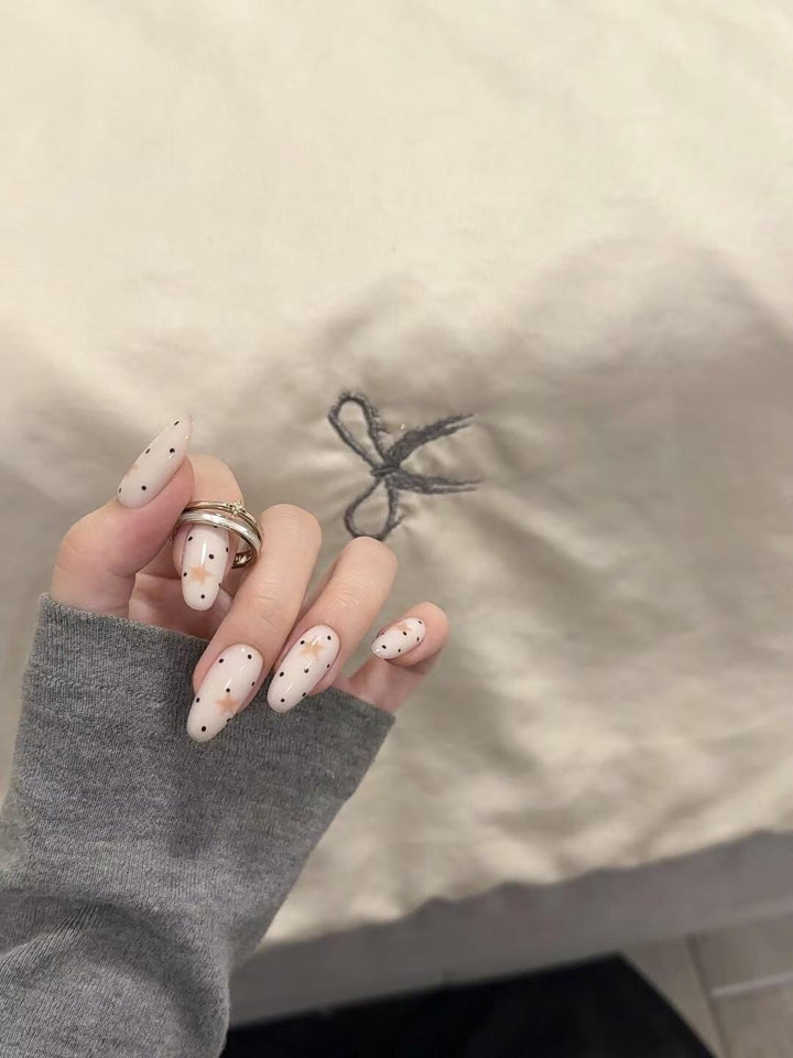 Künstlerisches Press-On Nageldesign