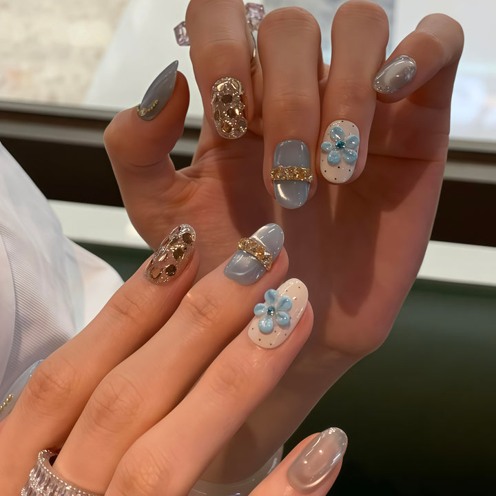 Kunstnägel mit Luxuriösen Glitzerdetails und Floralen Akzenten Karnz