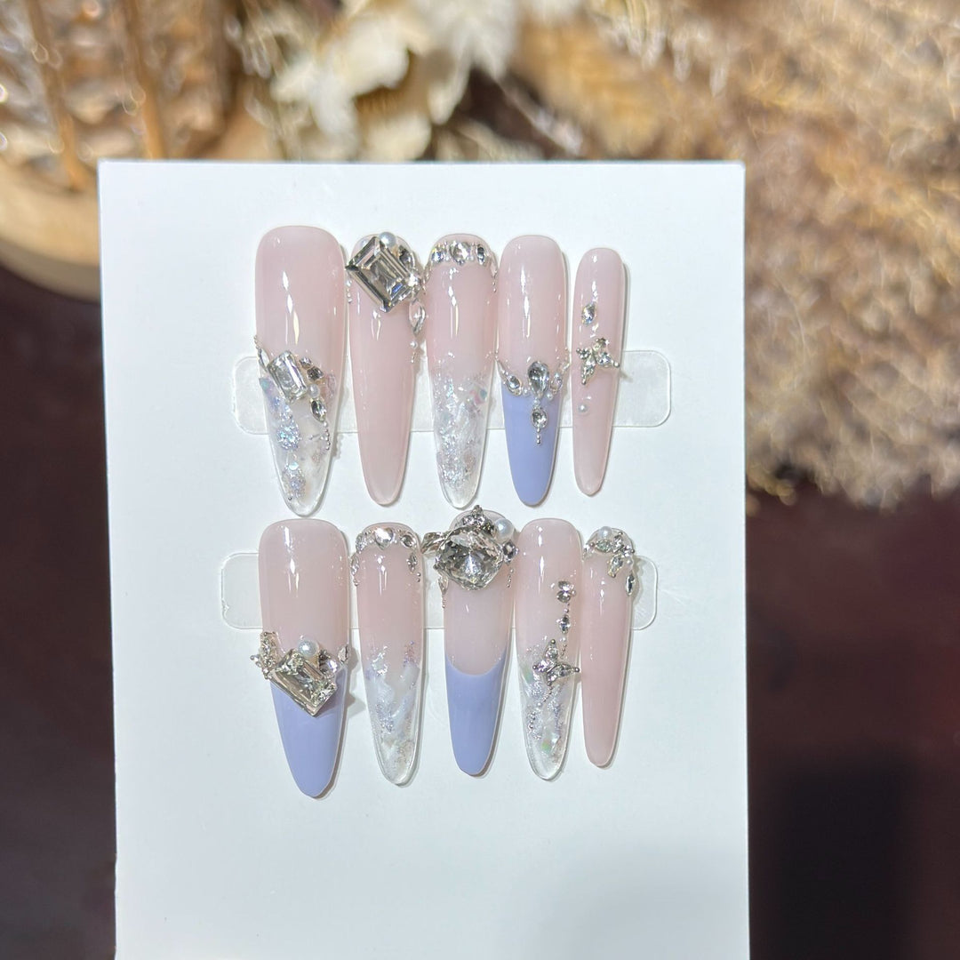 Glamouröser Stiletto Press-On Nagelset mit Strassakzenten