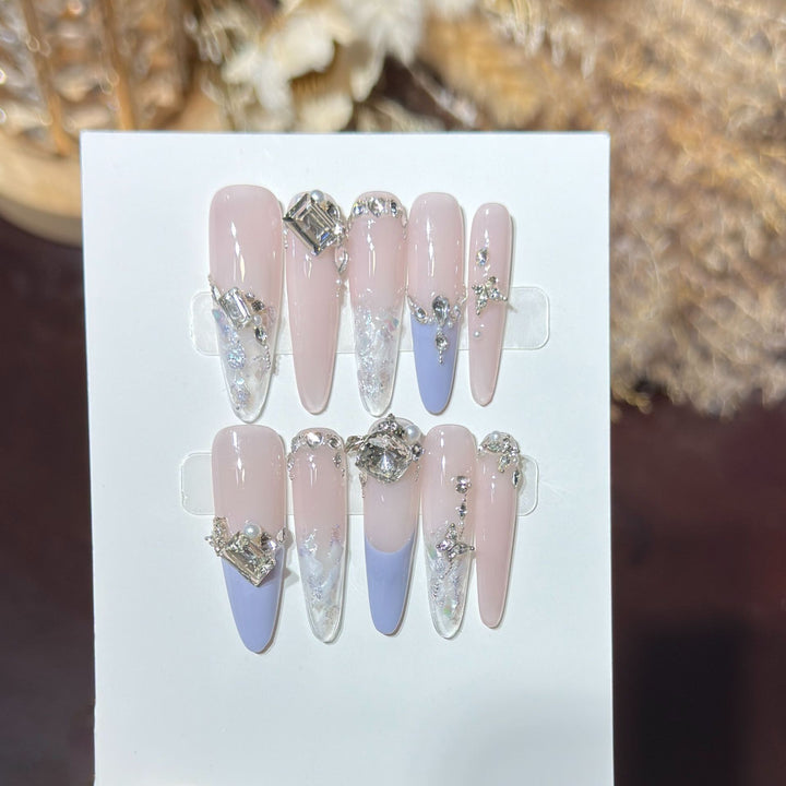 Glamouröser Stiletto Press-On Nagelset mit Strassakzenten
