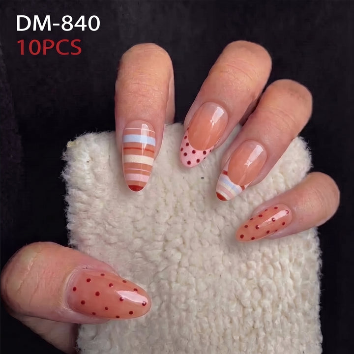 Dekoratives Druck-Nagelset mit Punkten und gestreiften Designs