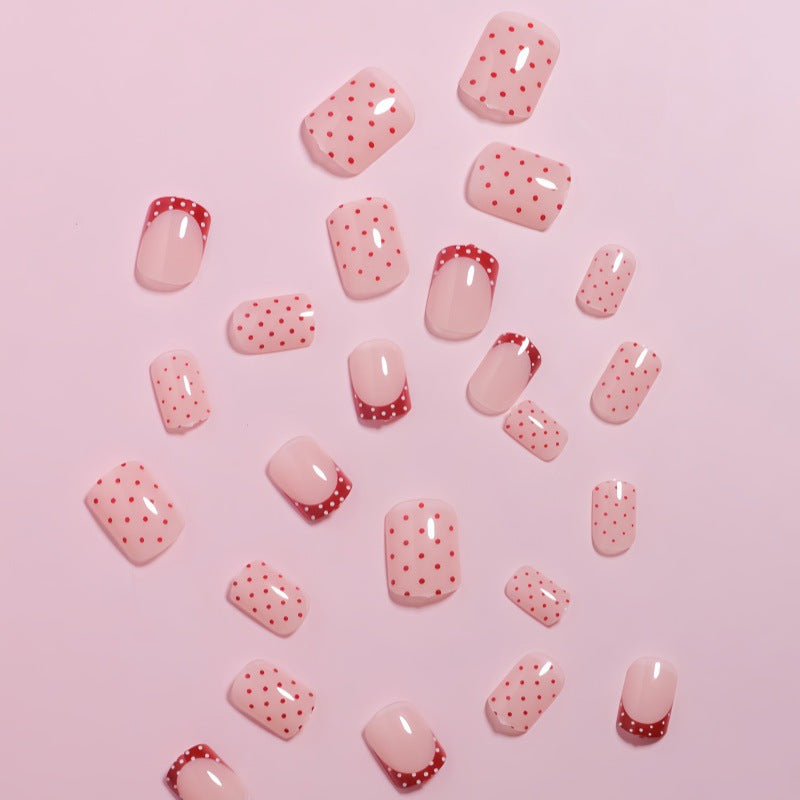 Stylishes Press-On-Nageldesign mit Punkten und französischen Spitzenakzenten Karnz