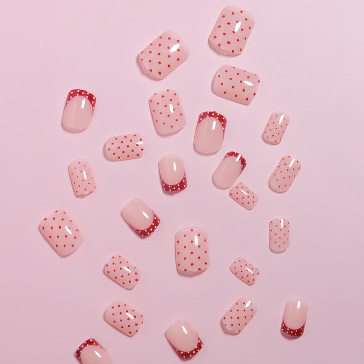 Stylishes Press-On-Nageldesign mit Punkten und französischen Spitzenakzenten Karnz