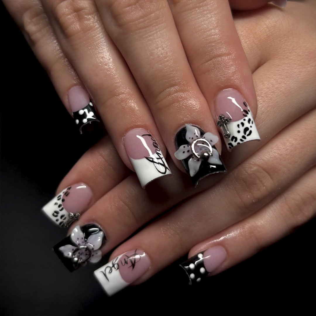 Kunstnägel mit Floralem Design Karnz