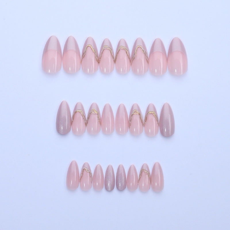 Kunstnagelset mit glamourösen Spitzen und goldenen Akzenten Karnz