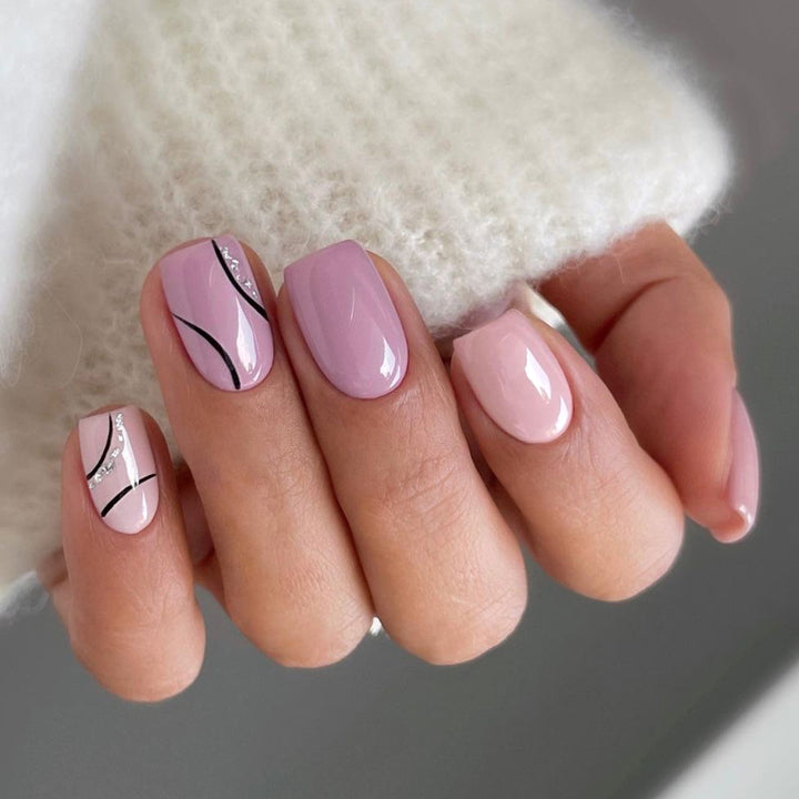 Kunstvolle Nagelgestaltung mit Glitzerakzenten Karnz