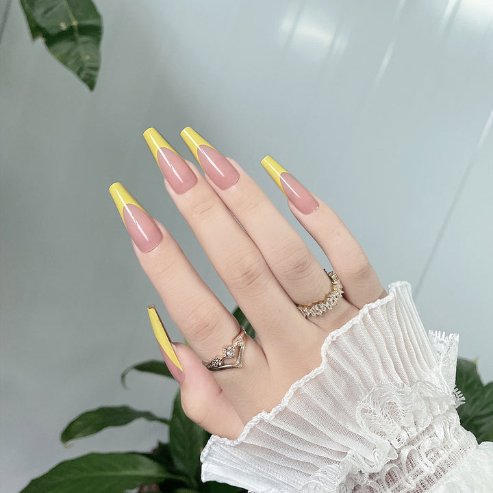 Elegantes Stiletto-Press-On-Nagelset mit zweifarbigen Design Karnz