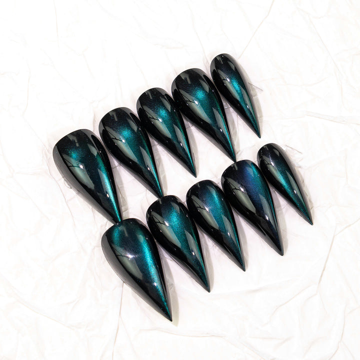 Glänzende Stiletto-Nagelspitzen