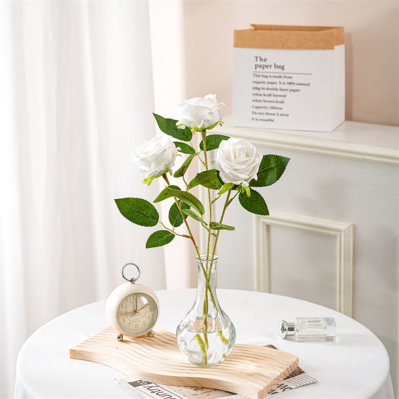Realistische elegante Rosenstem