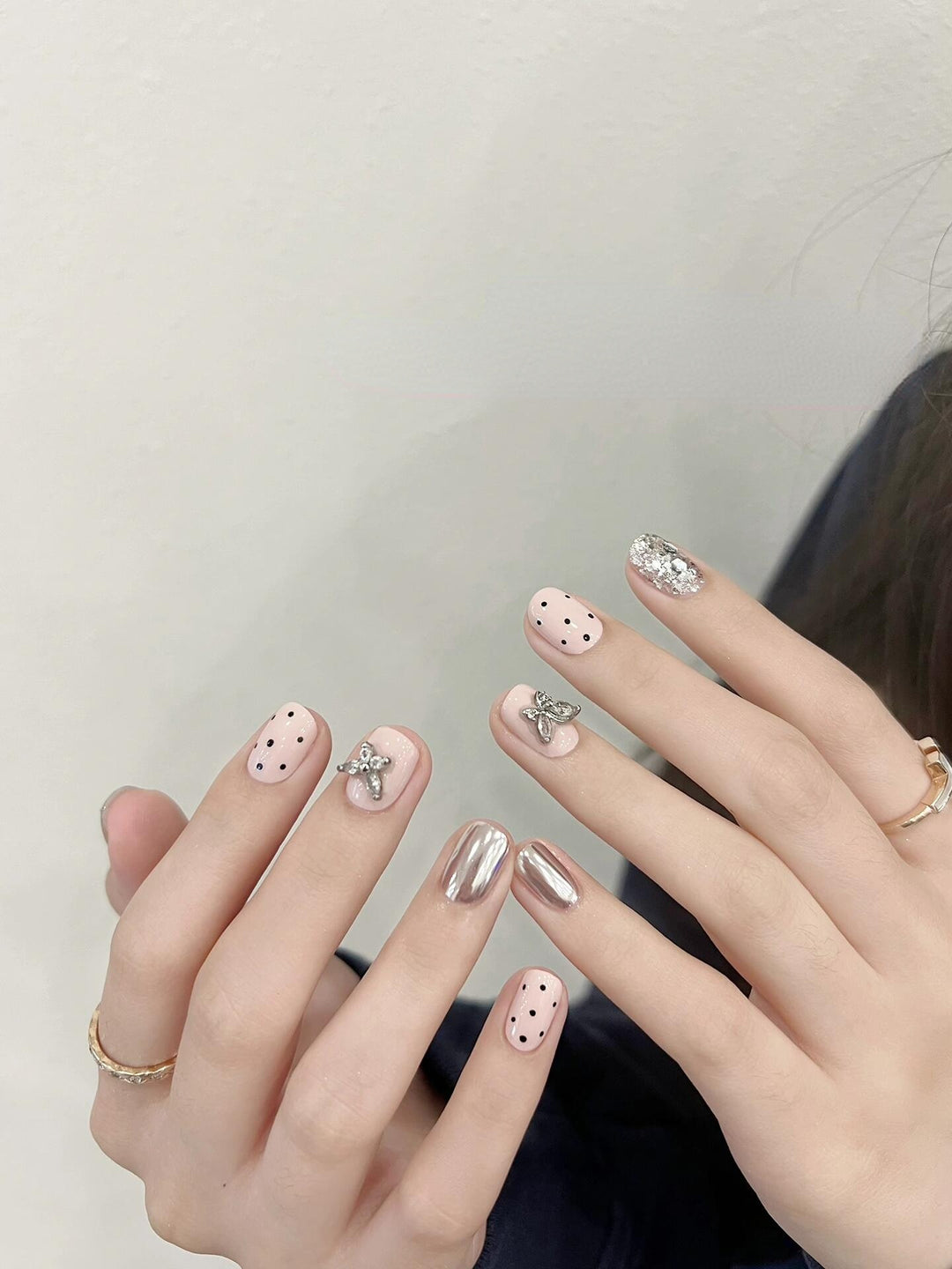 Kunstnägel mit Verspieltem Design und Glitzerakzenten Karnz