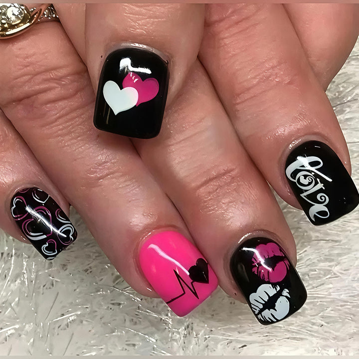Kunstnageldesign mit Herzen und Kussmotiven Karnz