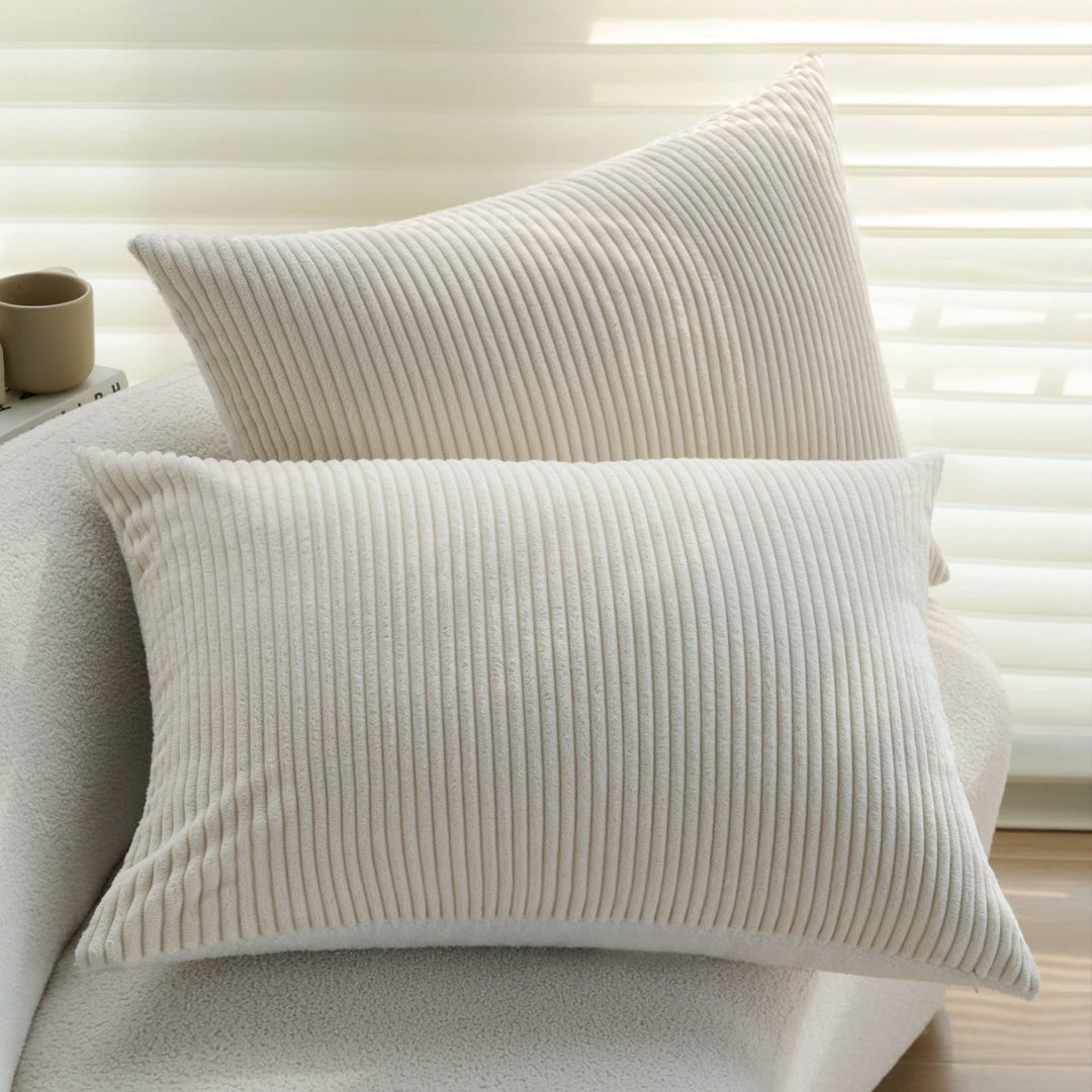 Rechteckiger Cord-Zierkissenbezug mit feiner Rippenstruktur und softem Microvelours Karnz