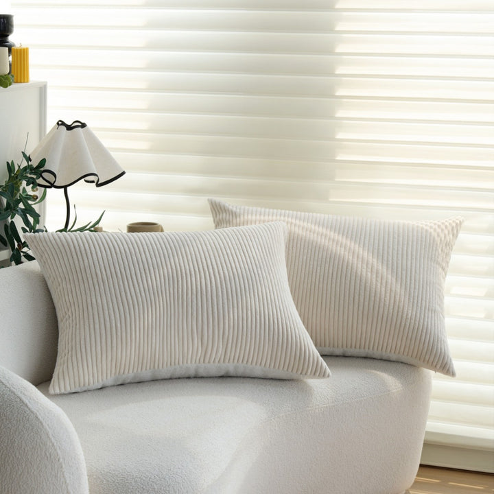 Rechteckiger Cord-Zierkissenbezug mit feiner Rippenstruktur und softem Microvelours Karnz