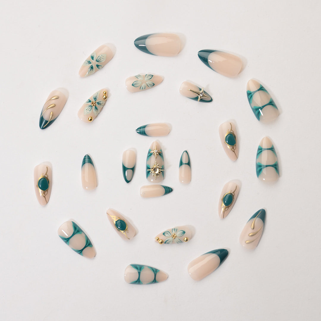 Kreatives Kunstnagelset mit aufwendigen Blumen- und Goldverzierungen Karnz