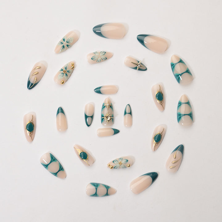 Kreatives Kunstnagelset mit aufwendigen Blumen- und Goldverzierungen Karnz
