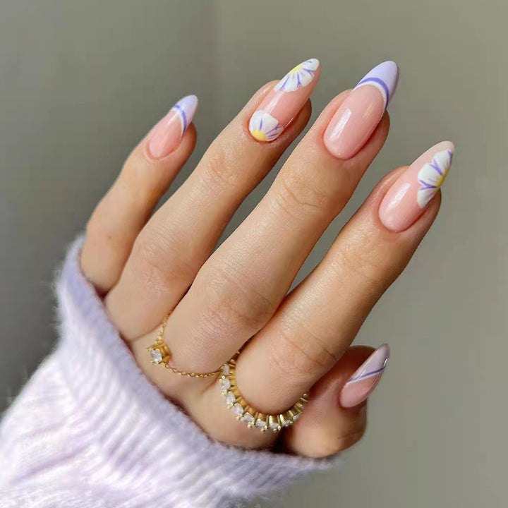 Kunstvolle Nailart mit Blumen- und Ombre-Effekten Karnz