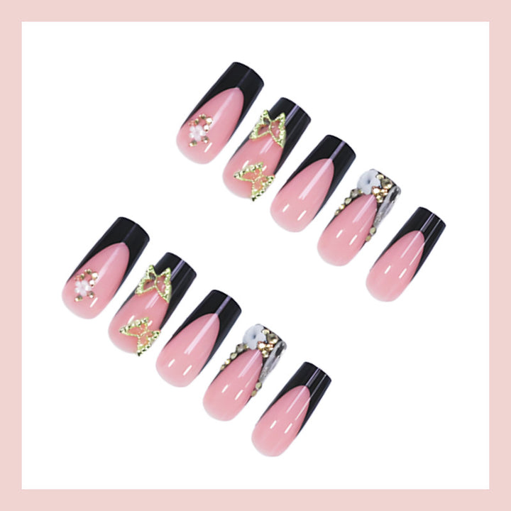 Kreatives Kunstnagelset mit romantischen Blumenmotiven und glamourösen Akzenten Karnz