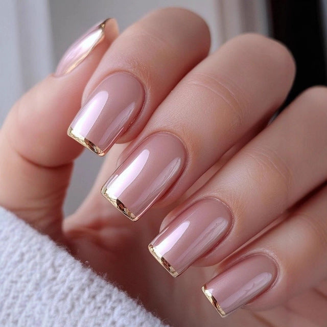 Kunstnägel mit Elegantem Goldenen French-Tipp Karnz
