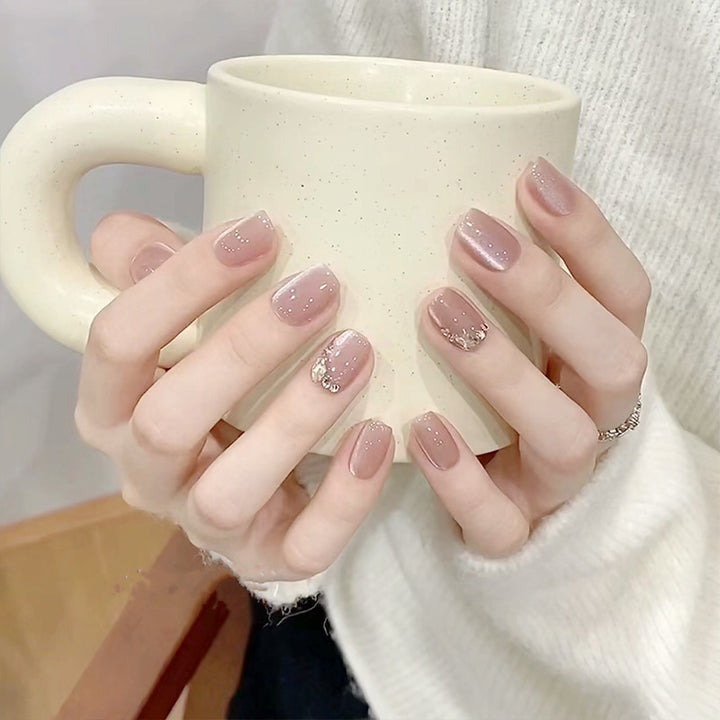 Glitzernde Kunstnagelspitzen mit eleganten Details Karnz
