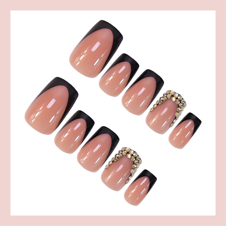 Kunstnagelset mit elegantem französischem Design und glamourösen Akzenten Karnz