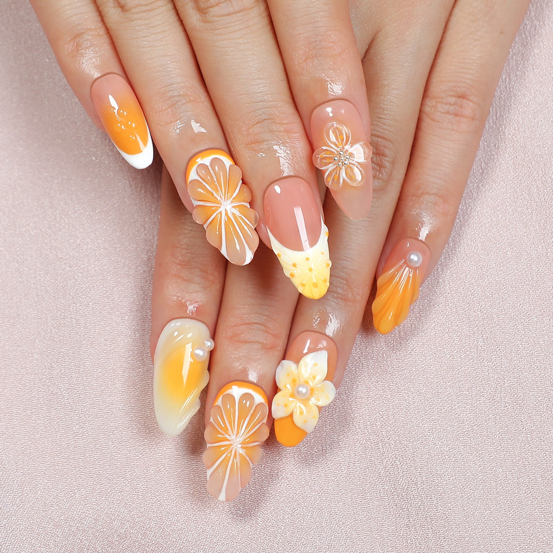 Kreatives Kunstnagelset mit floralen und Glitzerverzierungen Karnz