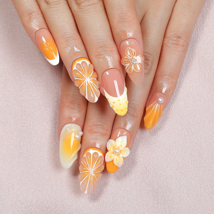 Kreatives Kunstnagelset mit floralen und Glitzerverzierungen Karnz