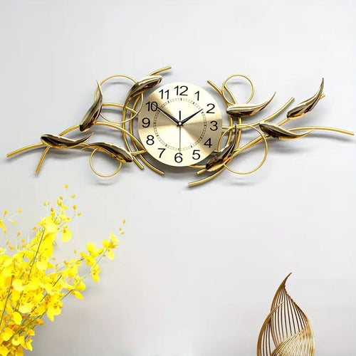 Verschnörkelte dekorative Metallwanduhr Karnz