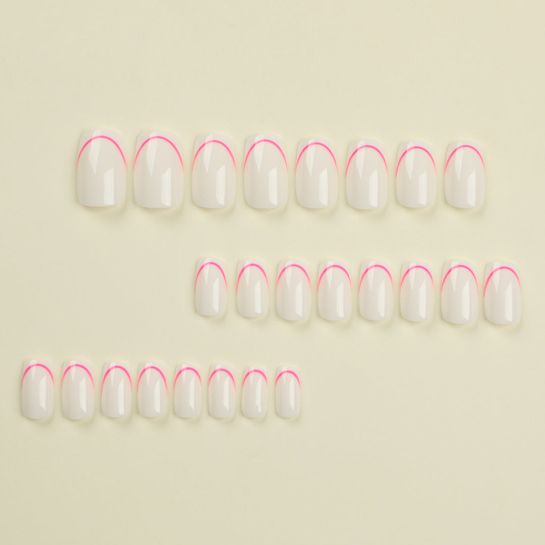 Stilvolle Kunstnägel mit elegantem French-Tip und modernen Akzenten Karnz