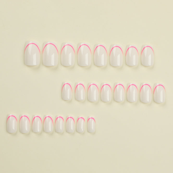 Stilvolle Kunstnägel mit elegantem French-Tip und modernen Akzenten Karnz