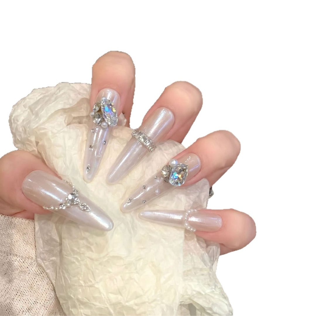 Dekoratives Stiletto-Nagelspitzen-Set mit Edelsteinakzenten Karnz