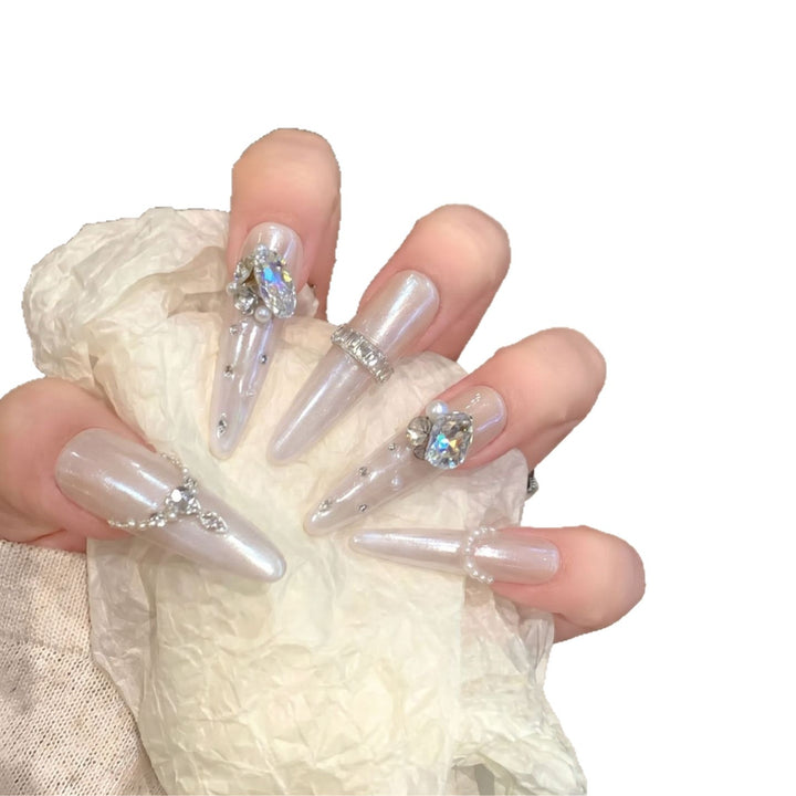 Dekoratives Stiletto-Nagelspitzen-Set mit Edelsteinakzenten Karnz