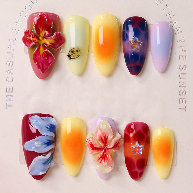 Kunstnagelset mit floralen 3D-Akzenten und bunten Designs Karnz
