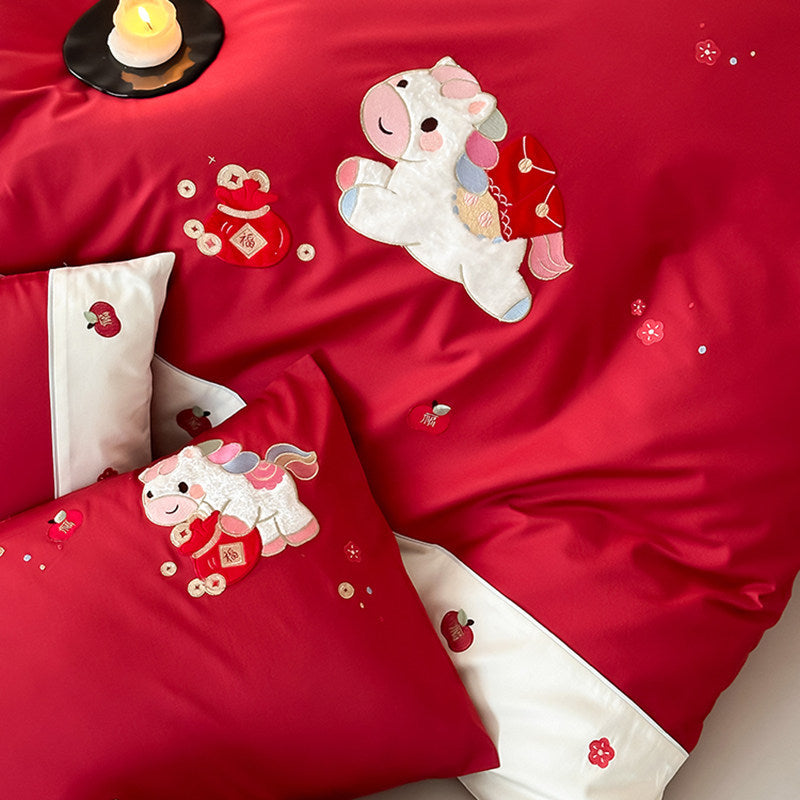 Festliches besticktes Baumwollsatin-Bettbezug-Set mit plüschigem Akzentkissen und kontrastierendem Rand