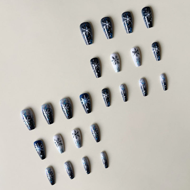 Kunstnagelset mit funkelnden Schneeflocken und Glitzerakzenten Karnz