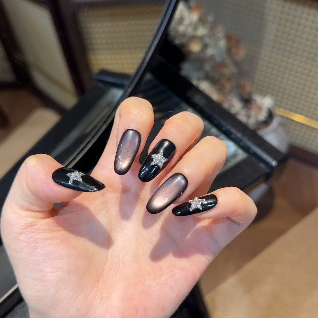 Glamouröse Press-On Nagelverbesserungen mit Strassakzenten Karnz
