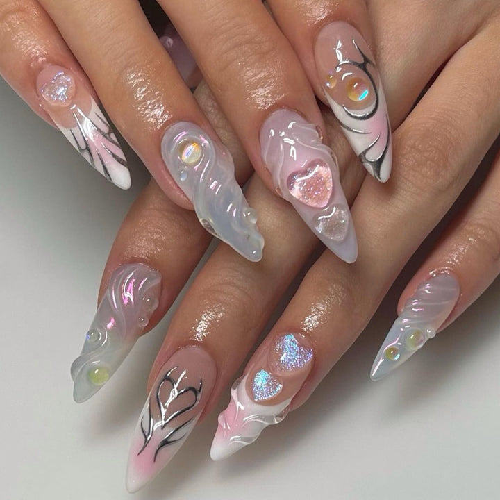 Kunstvolle Nagelverlängerungen mit zweidimensionalem Design und Glitzerakzenten Karnz