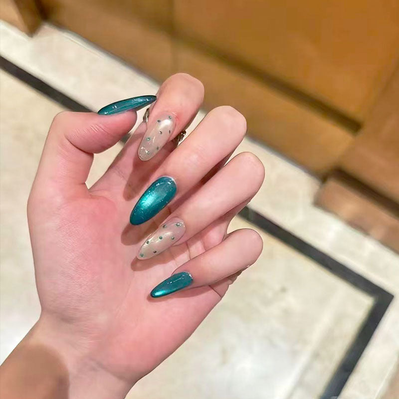 Dekorative Nagelkunst Karnz