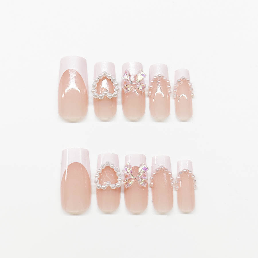 Kunstnagelset mit eleganten Perlen- und 3D-Blumenverzierungen Karnz