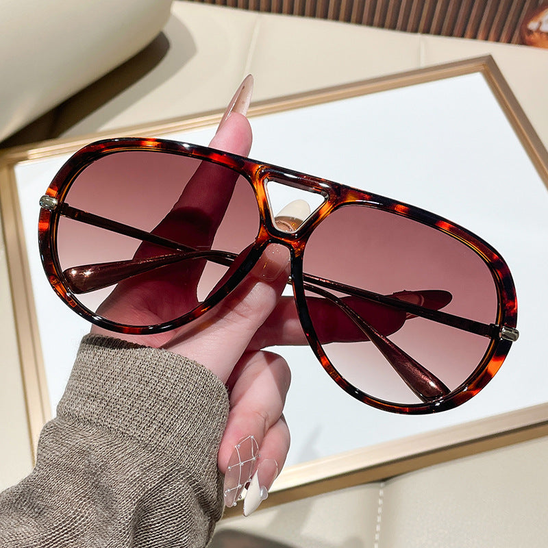 Damen Sonnenbrille im extravagantem Design mit markanten Gläsern Karnz