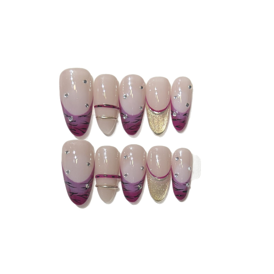Künstlerisches Stiletto Press-On Nagelset mit Strassakzenten Karnz