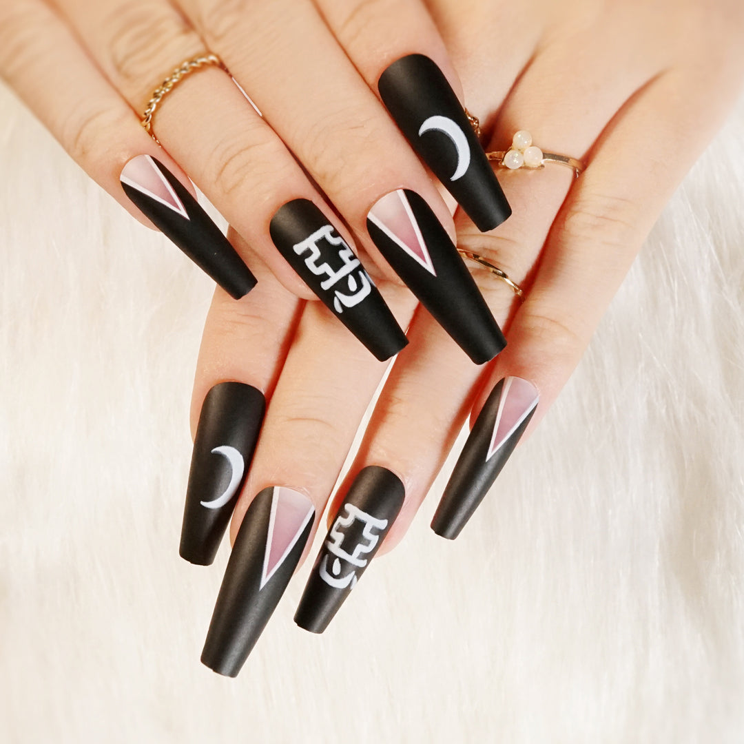 Kunstvolle Nagelkunst mit gruseligen Motiven Karnz