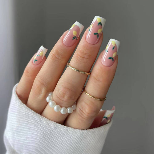 Kreative Kunstnägel mit floralen Motiven Karnz