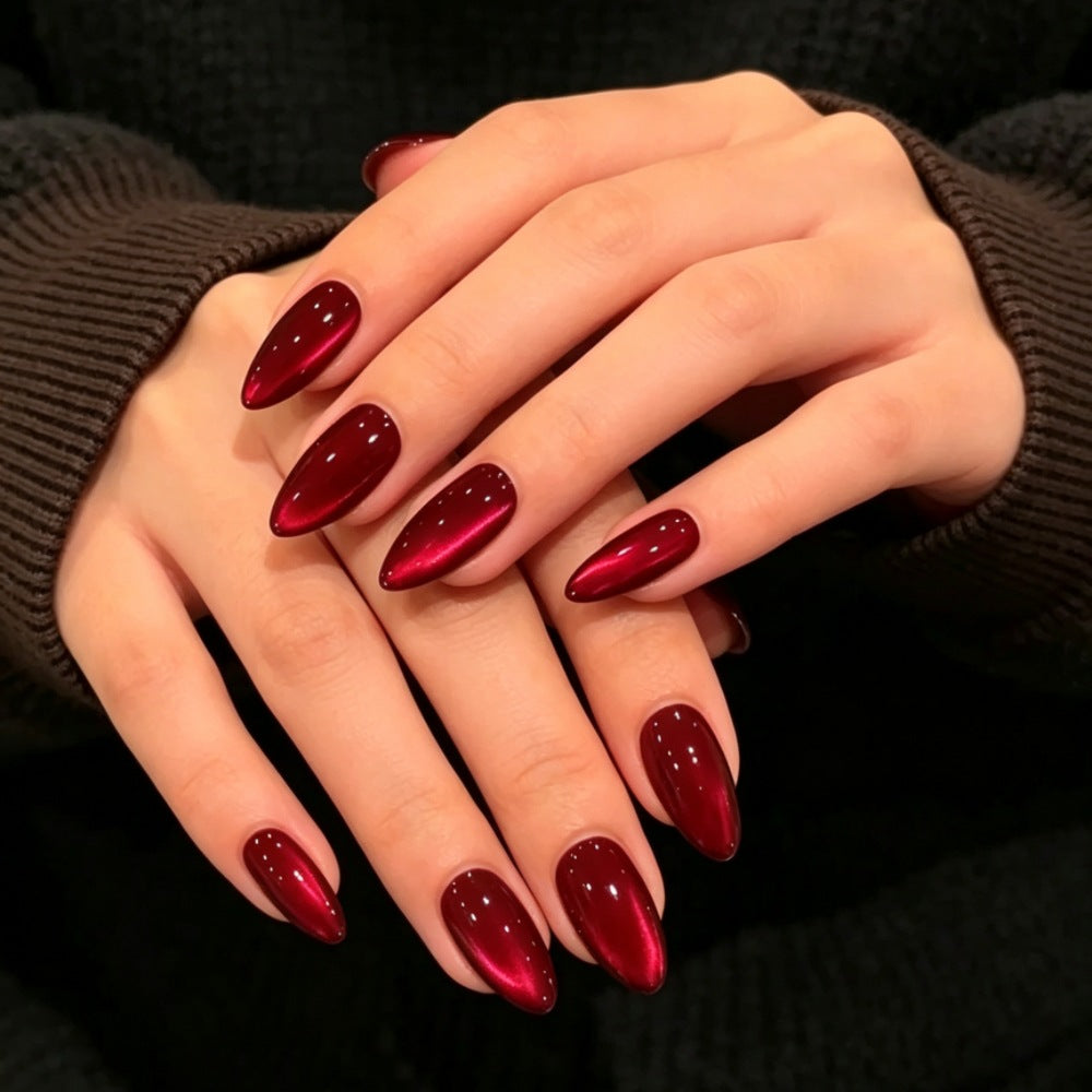 Kunstnägel mit Hochglanz-Finish und Eleganter Form Karnz