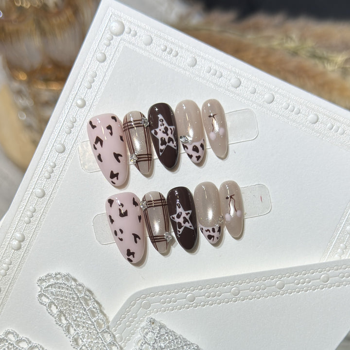 Künstlerisches Press-On Nagelkunstset mit einzigartigen Musterdesigns Karnz