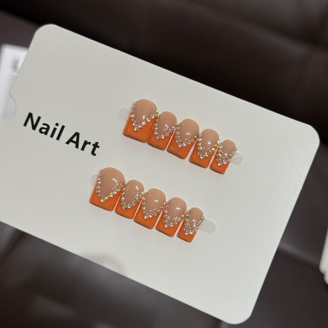 Elegante mit Strass veredelte Press-On Nagelkunst