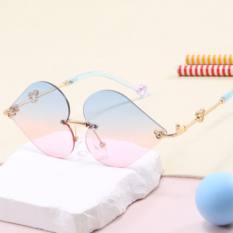 Damen Designer-Sonnenbrille mit einzigartigem Herzrahmen und gradienten Gläsern Karnz