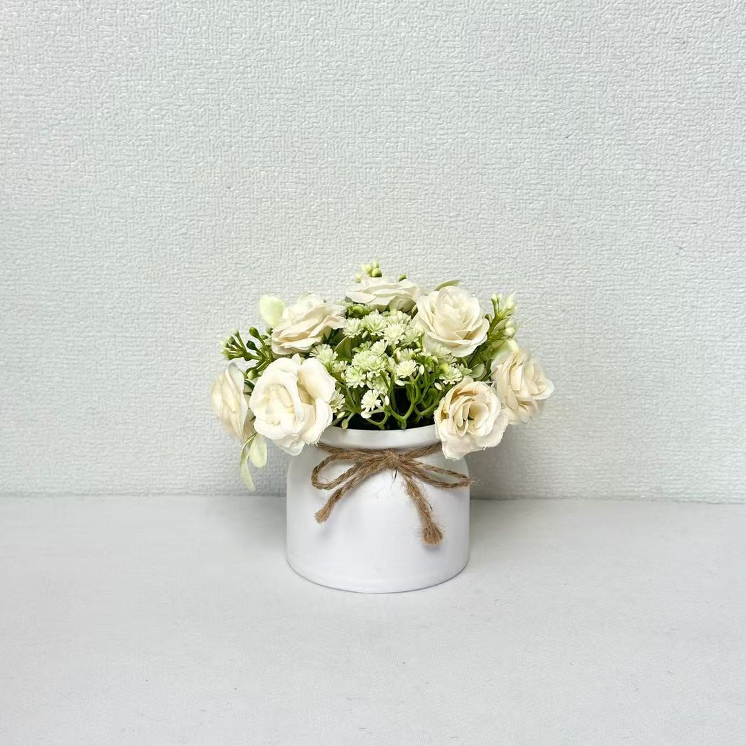 Lebensechter Blumenstrauß in dekorativem Topf für die wohnkultur