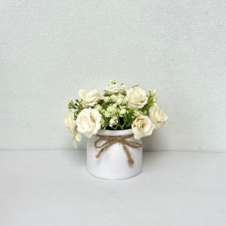 Lebensechter Blumenstrauß in dekorativem Topf für die wohnkultur