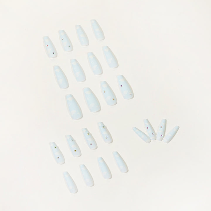 Kreative Nagelkunst im Wolken-Design mit Glitzerakzenten Karnz